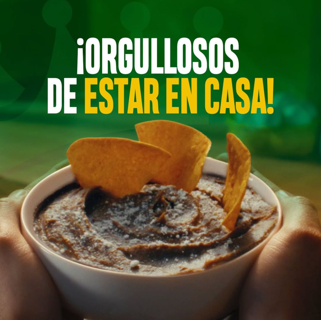 Tazón de frijoles molidos con tortillas