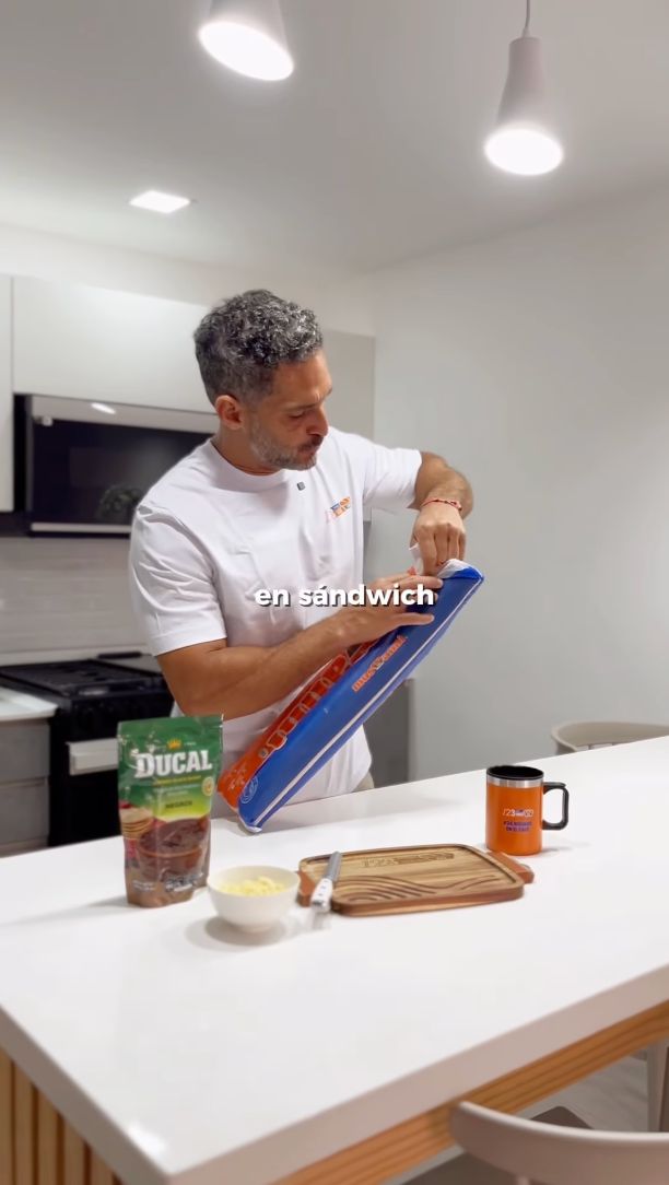 Influencer chef preparando receta con Ducal